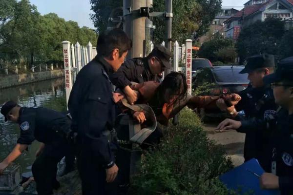 他囂張到拿仙露漱口，甩帝兵砸人