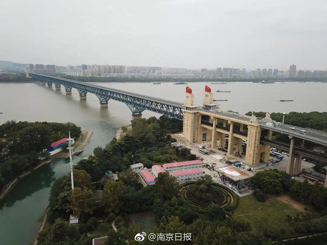 唐藝昕撇下男友張若昀，與張一山相約深夜檔看大片