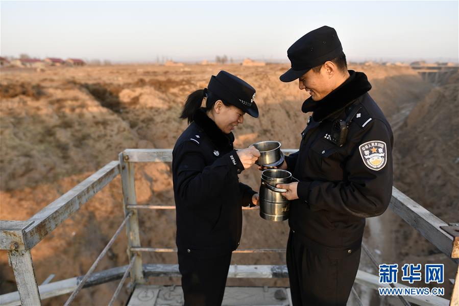 孫女患病，中風老人5天跑十幾個村莊求援，用塑料袋裝鈔票送醫院