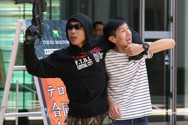 蔡英文剛說完"我做了很多事情" 面前的話筒全倒了
