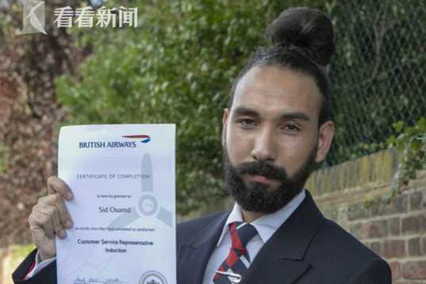 女子遛狗變身“低頭族” 一腳踩空掉入下水道