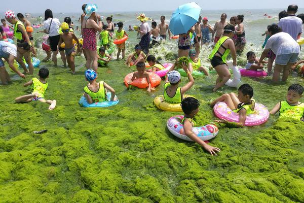 女子遛狗變身“低頭族” 一腳踩空掉入下水道