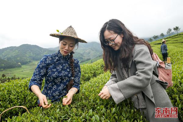 倪妮嘟嘴賣萌霸氣舉槍 和張震親密互動