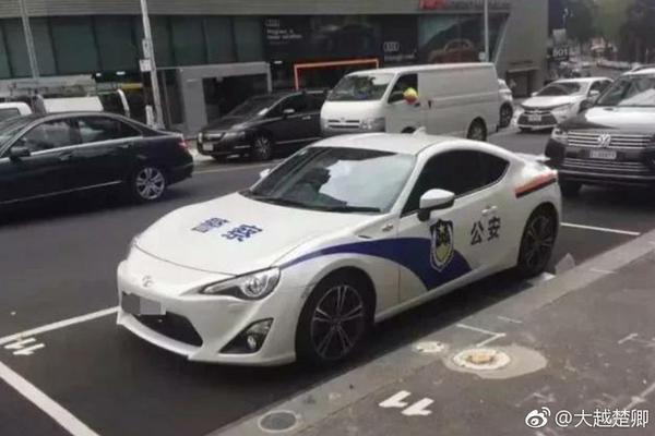 倪妮嘟嘴賣萌霸氣舉槍 和張震親密互動