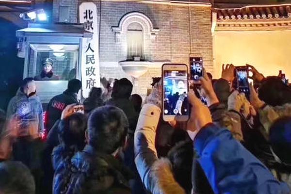 貓媽媽好心收養失去母親小松鼠：相互依偎非常親昵
