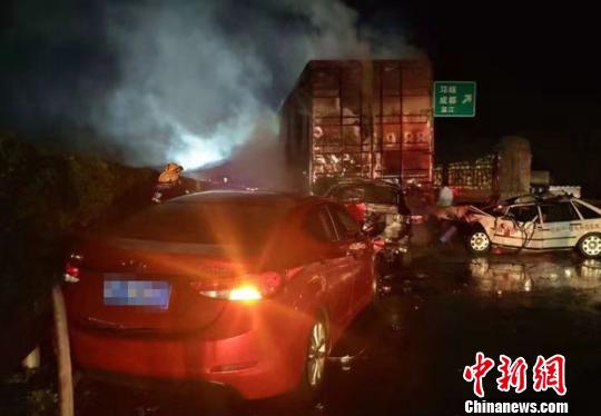 媽媽買飯把2歲兒子綁床上，問其原因哭著說：怕摔下來