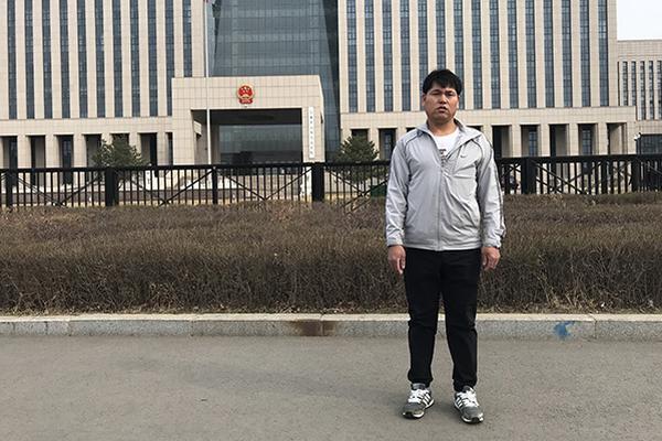 倪妮嘟嘴賣萌霸氣舉槍 和張震親密互動