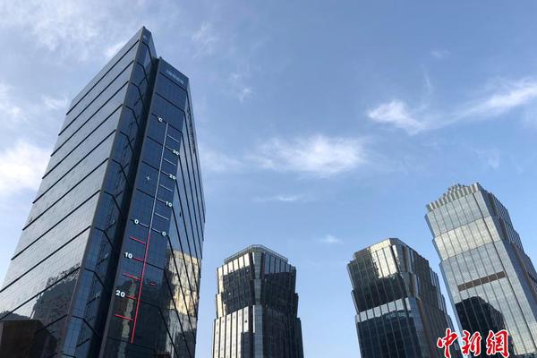 倪妮嘟嘴賣萌霸氣舉槍 和張震親密互動