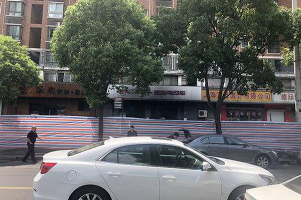 哈爾濱女車主站車頂維權：我沒學歷 就想討個公道