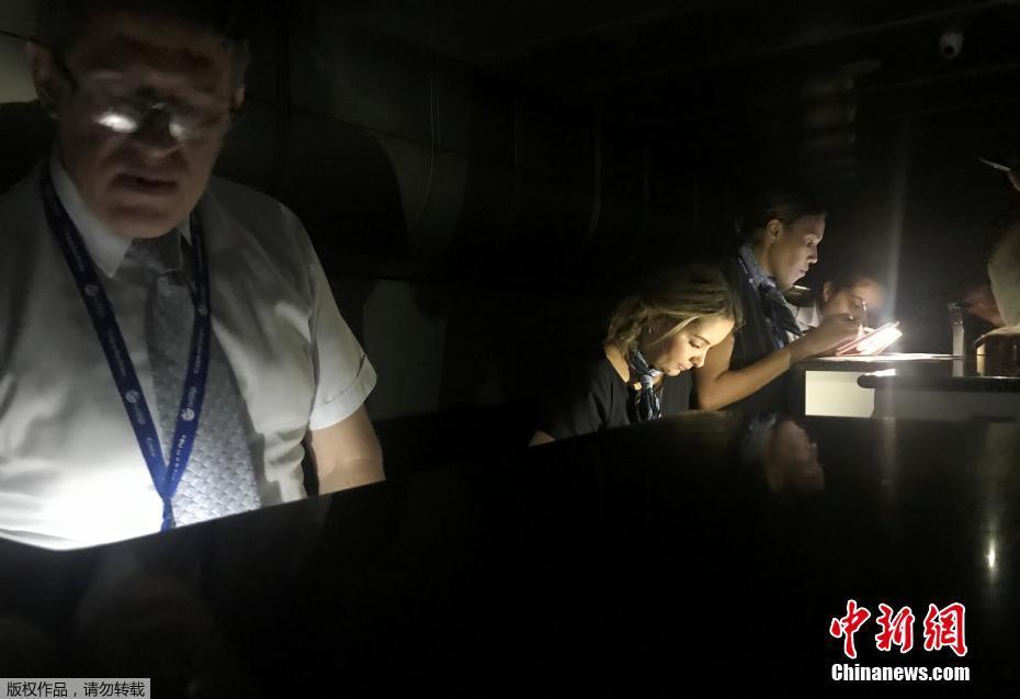 大學生手繪百米畫卷致敬五四