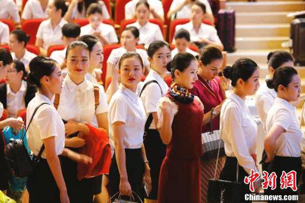 還沒去就被嫌棄了 英國人用更大“特朗普寶寶”氣球迎接他
