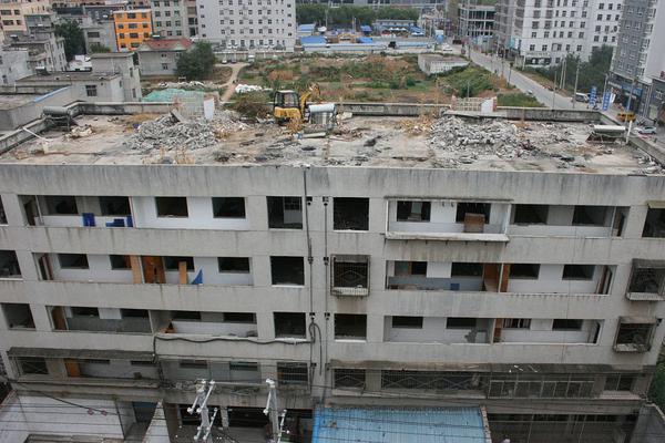 比亞迪唐連撞數車致一死五傷，司機五問比亞迪：剎車為何失效？
