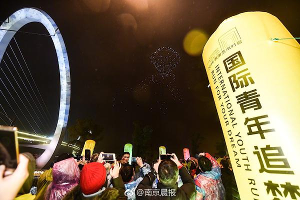 實拍：城管粗暴鏟翻老太菜攤