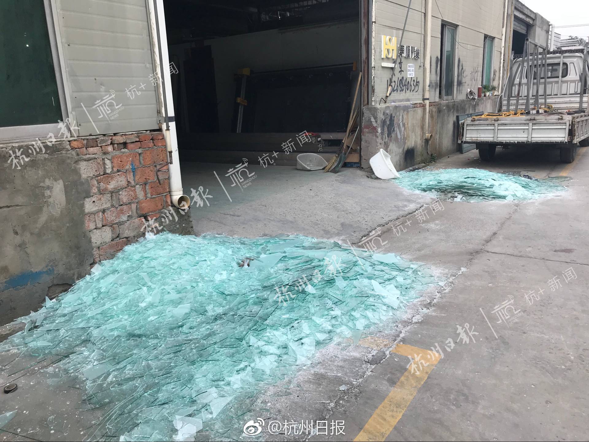 女兒嫁了有錢人，母親去看她，每次都不進家門