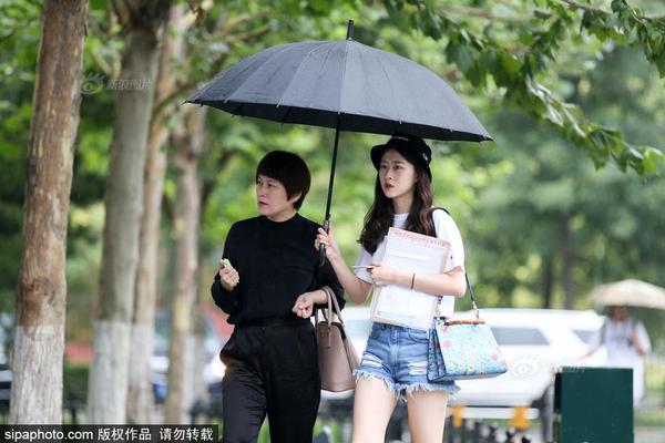 女子耳朵疼痛難忍 醫(yī)生從耳道取出活飛蛾