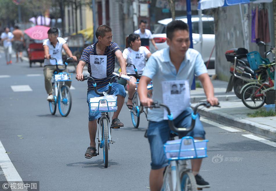 情侶吵架變?yōu)橹w沖突 男子當(dāng)街飛踹掌摑女友