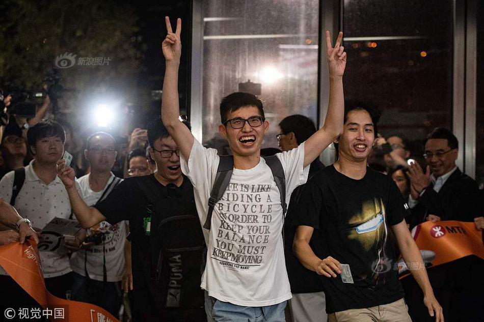 視頻-世乒賽男單頒獎儀式 馬龍捧起圣勃萊德杯