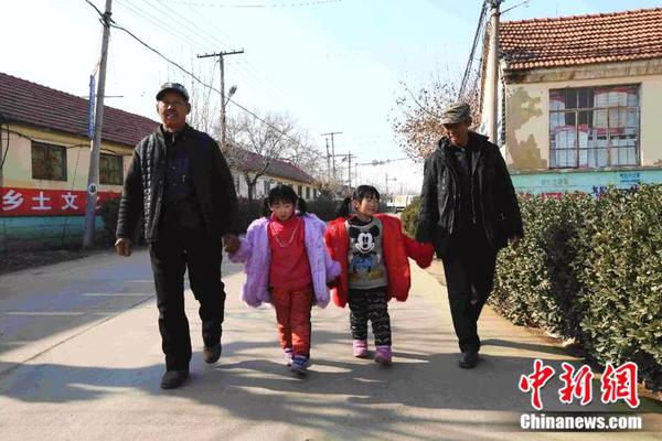 郭晶晶霍啟剛帶兒子插秧：這才是真正的豪門！