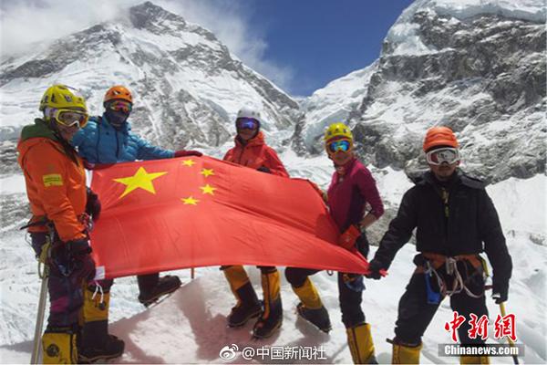 蔡依林露肩禮服亮相秀事業線