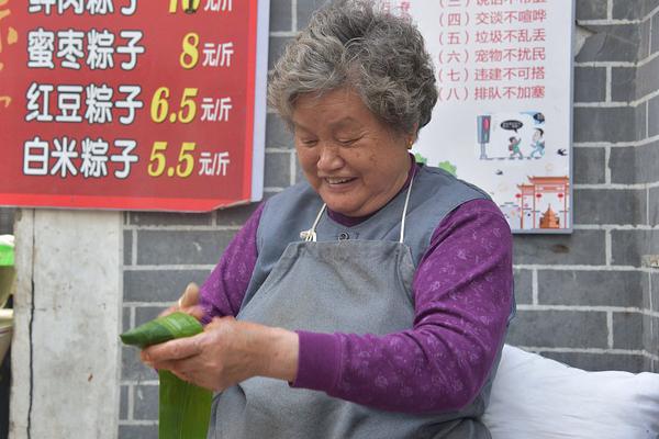 一艘4萬噸新巨艦首次與國產航母同框了！她來大連準備干什么？