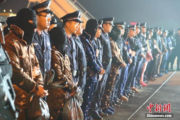 男藝人選秀被淘汰 竟在機(jī)場(chǎng)被粉絲扔雞蛋