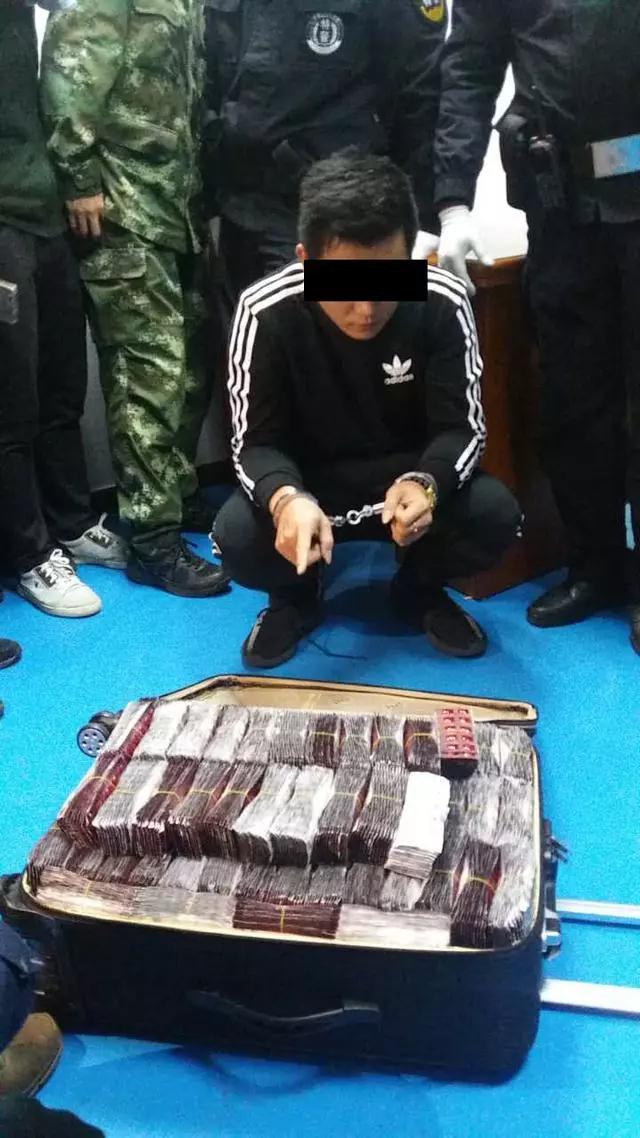 楊紫為張一山送畫(huà)卻被嘲臉大