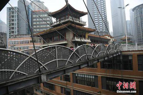 奧地利85后總理北京街頭錄視頻 展示訪華成果