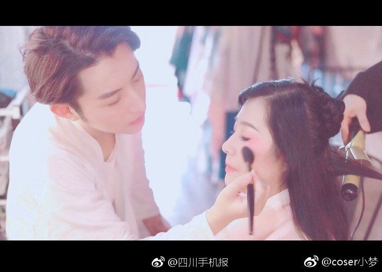 朱丹偏頭痛犯了，一歲半女兒摸著額頭叮囑媽媽吃藥好暖心