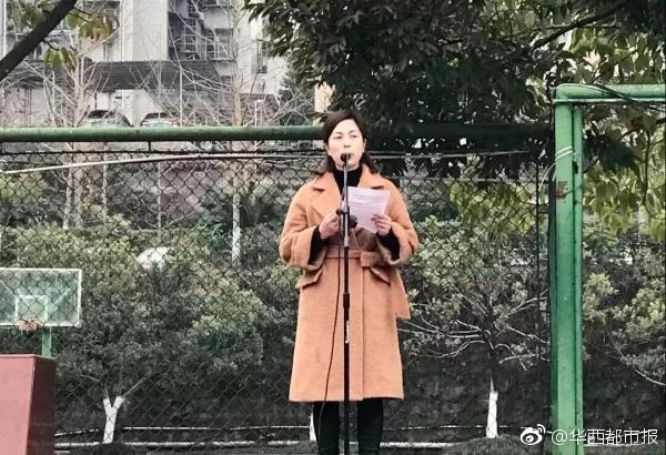 轎車突然沖破小區(qū)護(hù)欄“飛出”路面 兩名行人神走位躲避