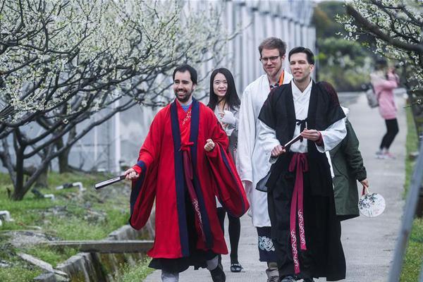 鳳凰周刊：如果不靠高考，你該如何體面地出人頭..