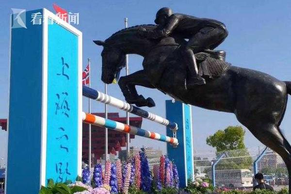 巴西男模走秀踩鞋帶摔倒身亡 觀眾誤以為表演(圖)