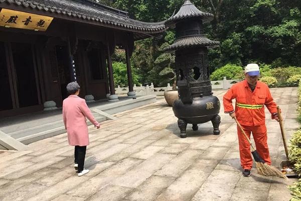 楊冪《快本》上班可愛營業 對粉絲甜笑比心