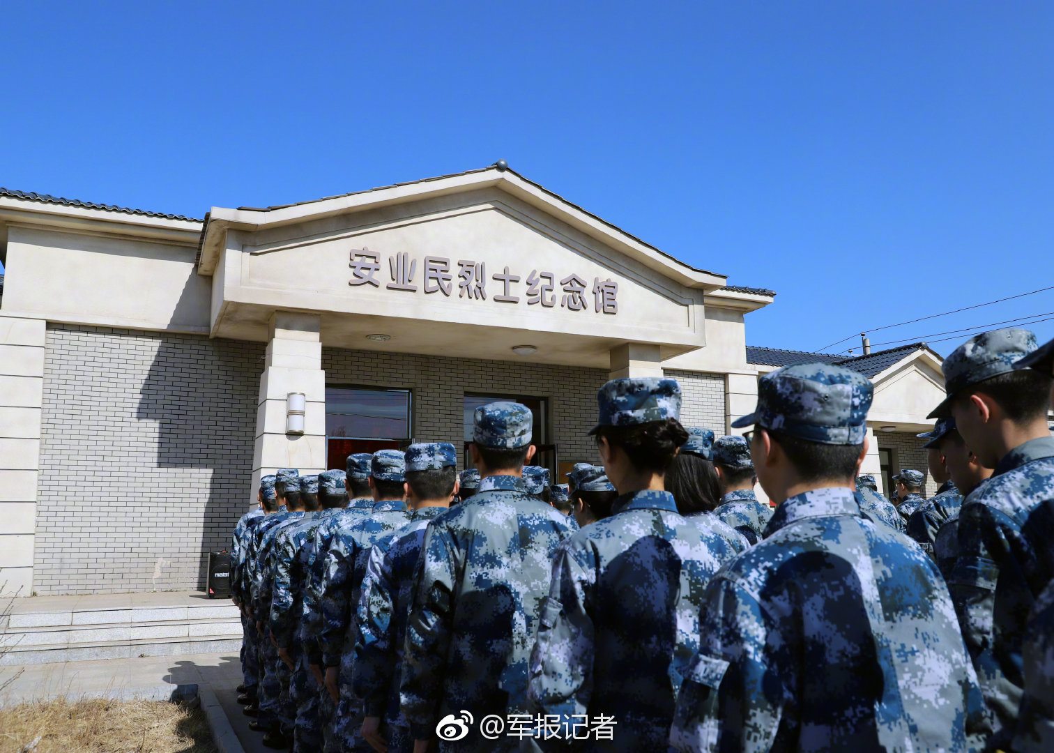 張丹峰風波后洪欣首現(xiàn)身 全程帶笑