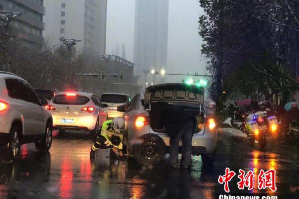 摩托車為消防車開道被扣9分？北京交警稱其另有違法