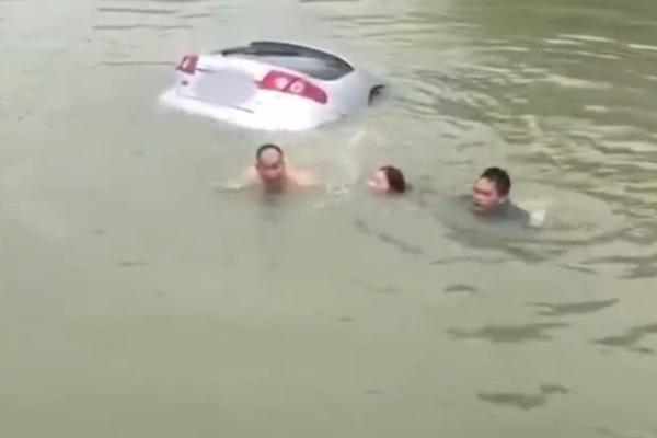 突生變故！小伙接電話后崩潰大哭