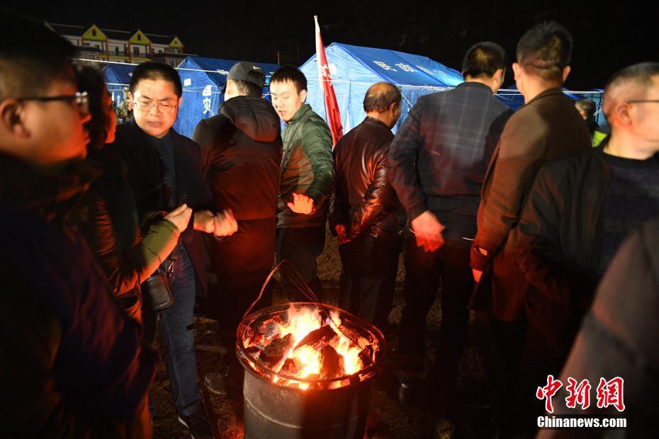孫女患病，中風老人5天跑十幾個村莊求援，用塑料袋裝鈔票送醫院