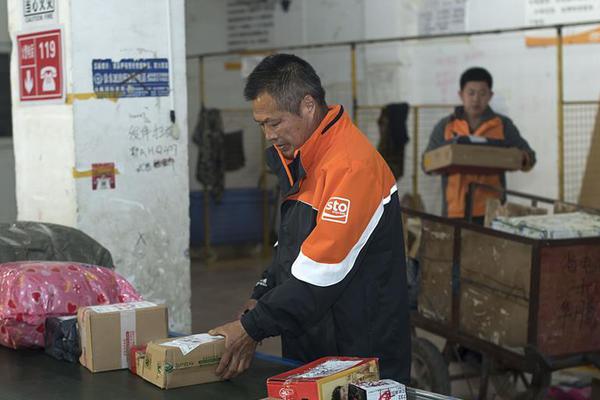 民工從8米高工地墜落被鋼筋穿體，醫生和消防聯合救援，看著都痛