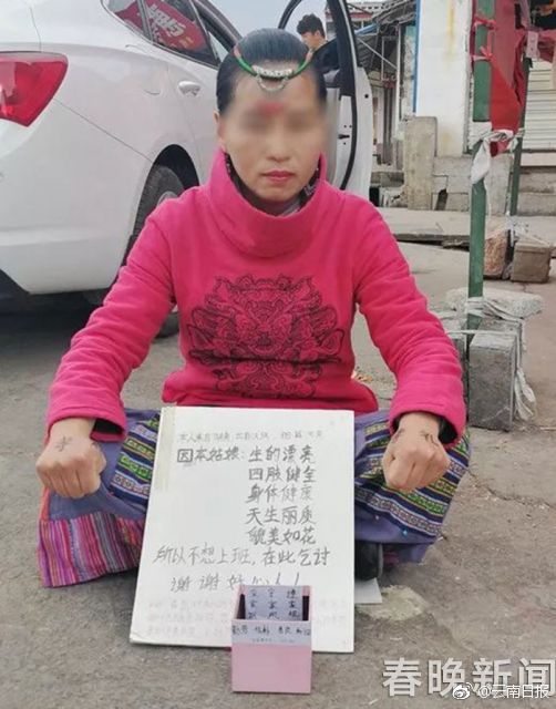 貓媽媽好心收養失去母親小松鼠：相互依偎非常親昵