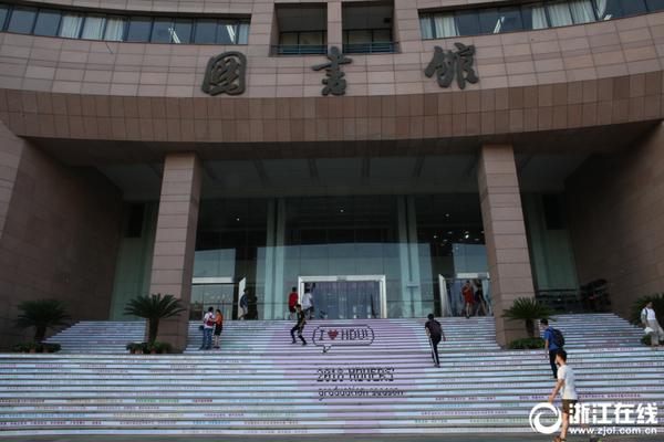 南非洪水過后垃圾“占領(lǐng)”德班港 觸..