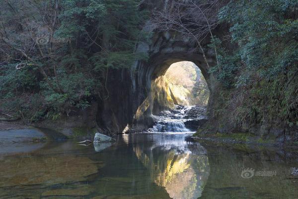 倪妮嘟嘴賣萌霸氣舉槍 和張震親密互動