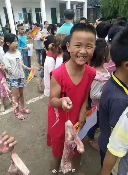 章子怡帶女兒農(nóng)場(chǎng)摘蔬果