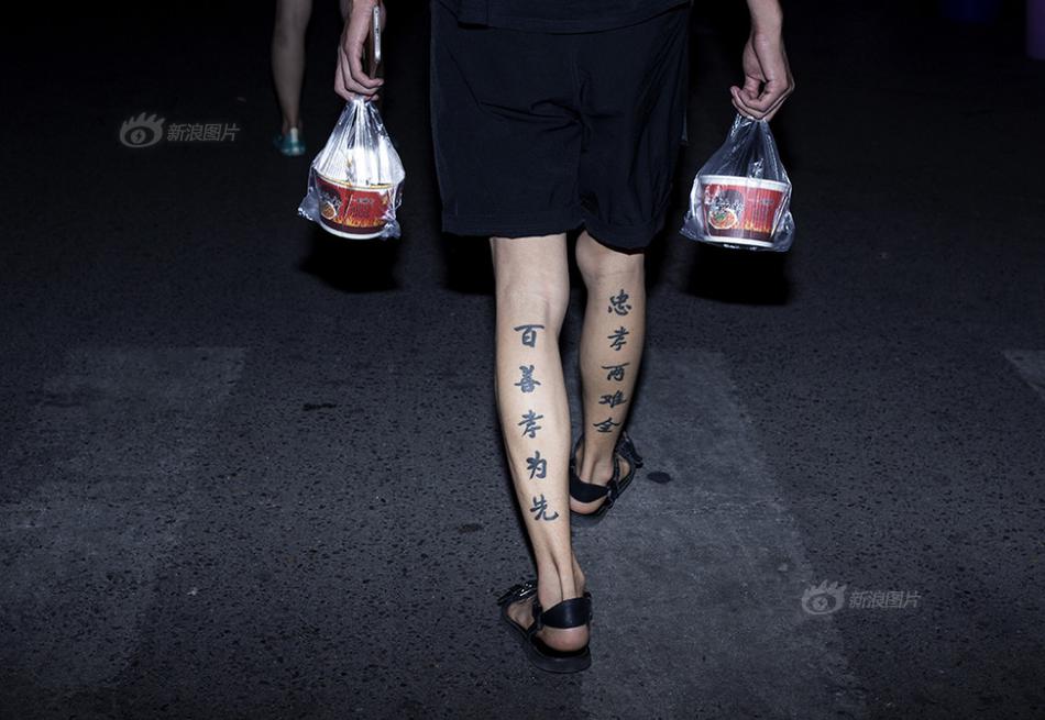 為了姐姐，她被迫認個老太監為父
