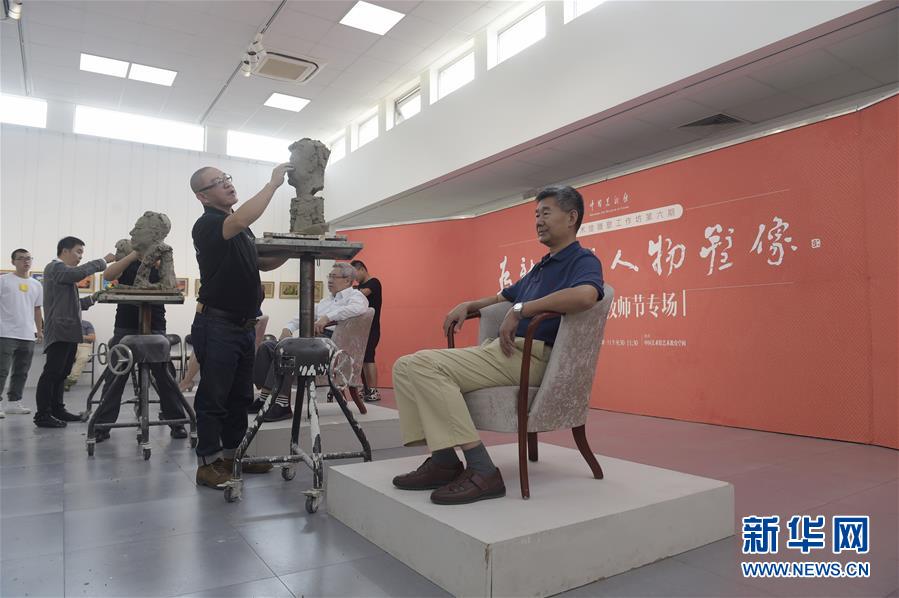 朱丹偏頭痛犯了，一歲半女兒摸著額頭叮囑媽媽吃藥好暖心