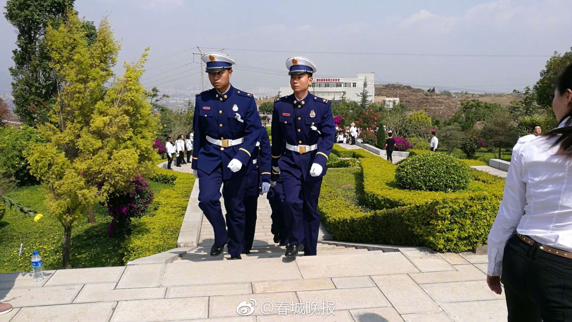 哈爾濱女車主站車頂維權：我沒學歷 就想討個公道