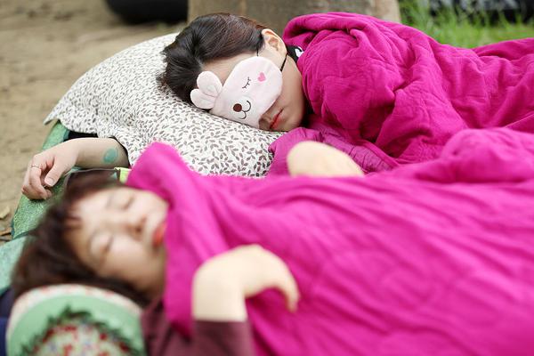 朱丹偏頭痛犯了 女兒擔心地摸她額頭