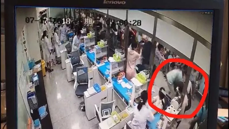 朱丹偏頭痛犯了 女兒擔心地摸她額頭
