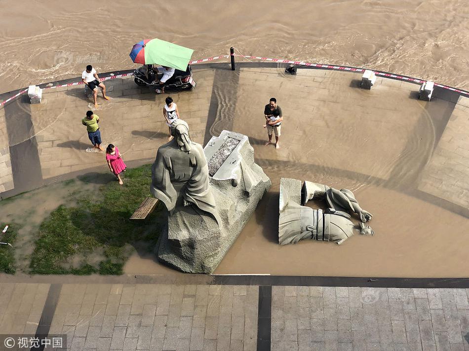 朱丹偏頭痛犯了 女兒擔心地摸她額頭