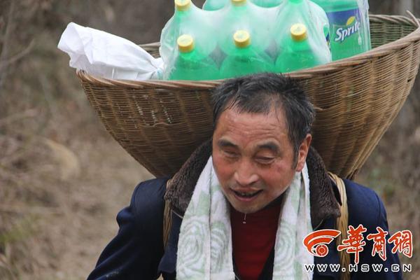 巴西男模走秀時被鞋帶絆倒猝死 觀眾一度以為是表演安排