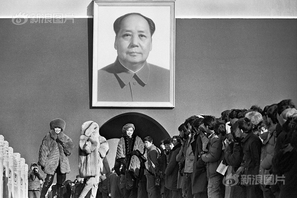 朝鮮天氣預報節目換風格，主持人起身生動解說