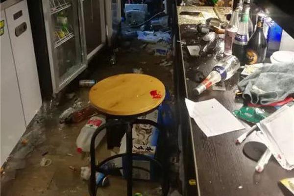 南非洪水過(guò)后垃圾“占領(lǐng)”德班港 觸..